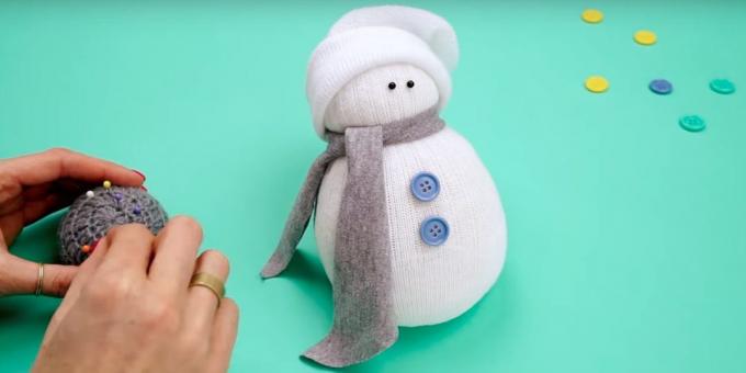 Snowman med sine egne hender: Legg til knapper og øyne