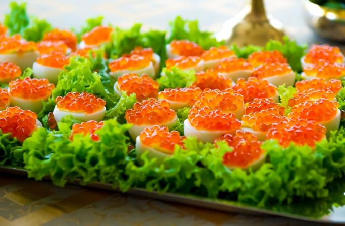 Fylte egg med rød kaviar 