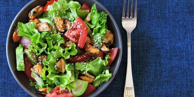 Salat med blåskjell, avokado og tomater