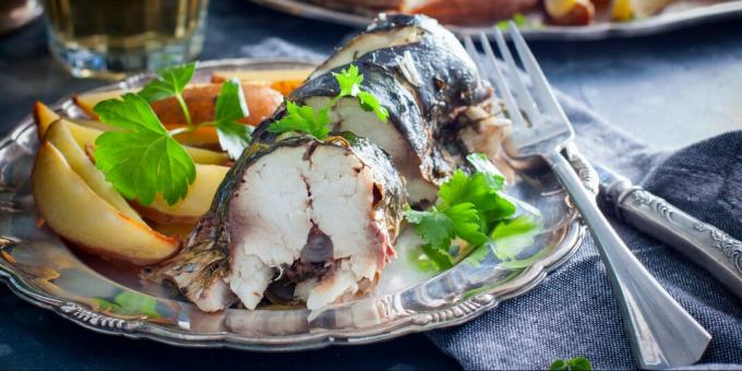Fisk i ovnen i folie med sitron: en enkel oppskrift