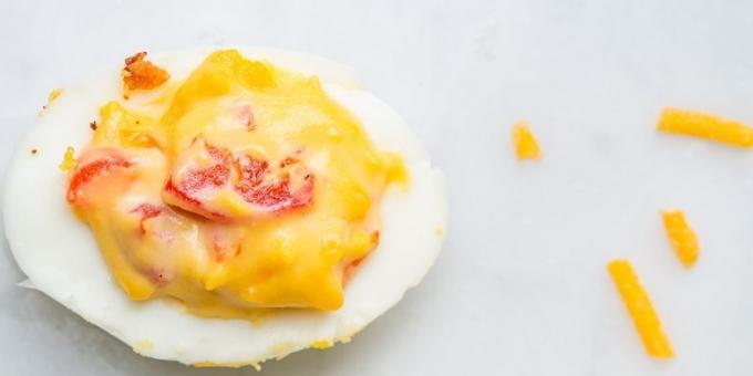 Fylte egg med ost og pepper
