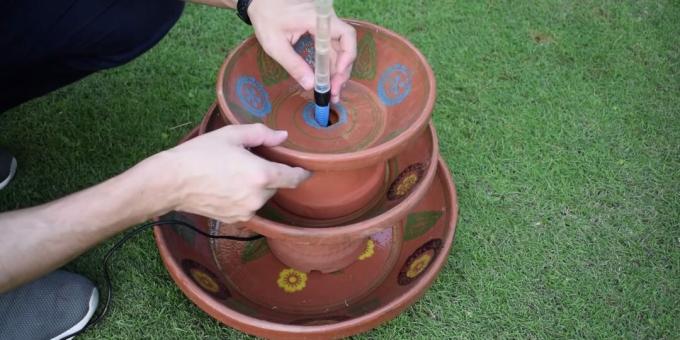 Hvordan lage en DIY -fontene: legg til en vannkanne
