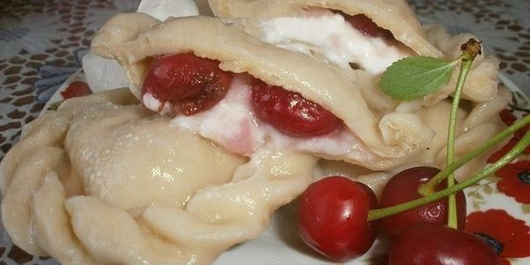 Dumplings med kirsebær og kremost