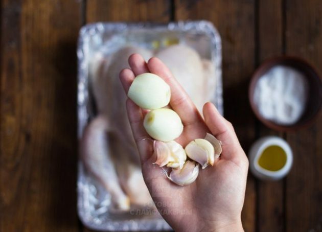 Sitronovnekylling: Tilsett grønnsaker i kyllingen