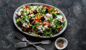 Salat med kikerter, grønnsaker og feta
