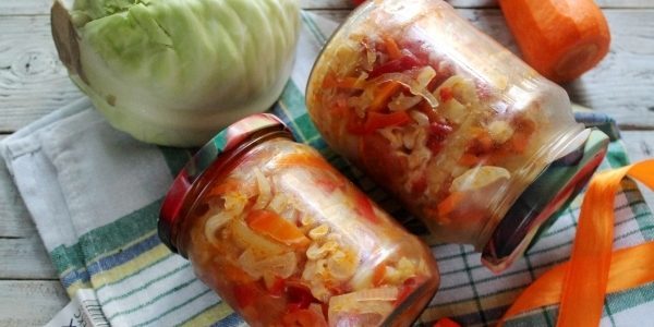 Salater av kål for vinteren: Kål salat med tomat og pepper