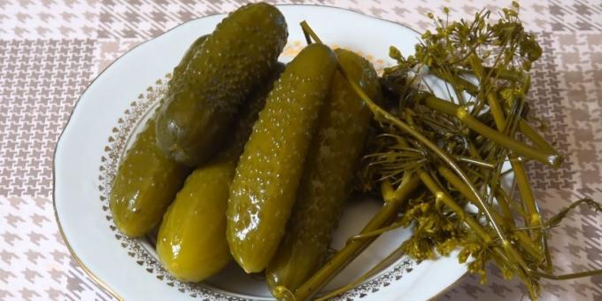 Hvordan syltet agurk: pickles med rugbrød
