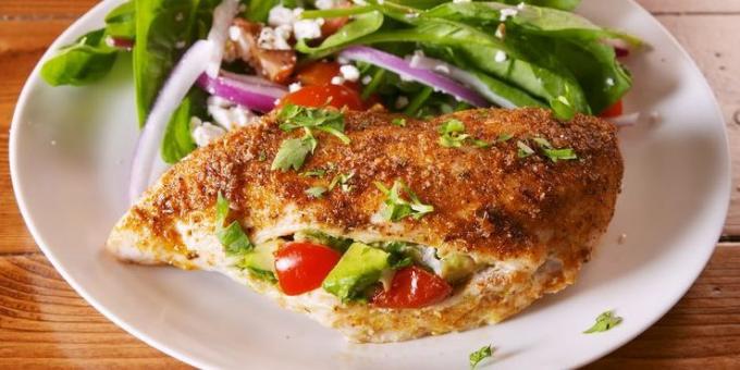 Oppskrifter kyllingen i ovnen: kyllingbryst fylt med avokado og tomater
