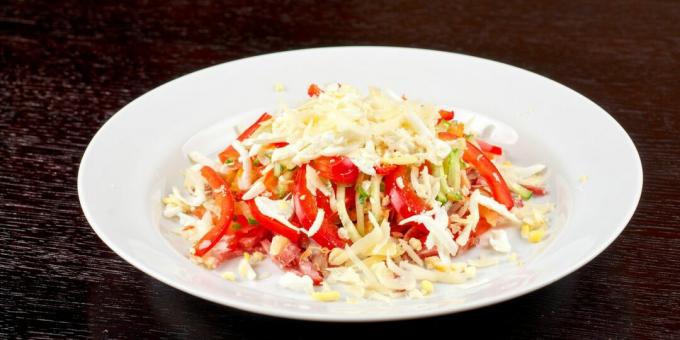 Salat med røkt pølse, ost og grønnsaker