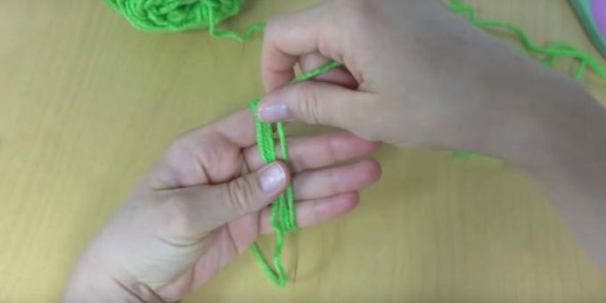 Hvordan lage en pompon: begynn å vikle tråder