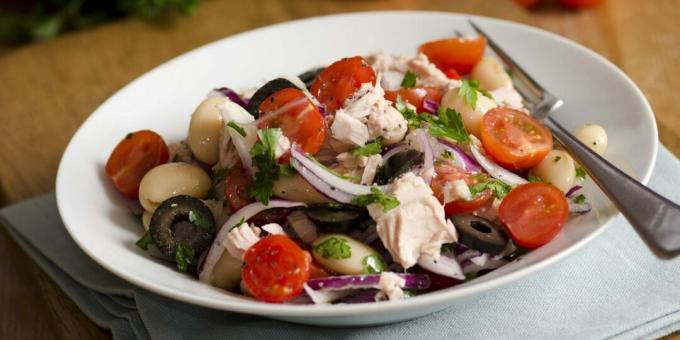Salat med tunfisk, tomater og bønner