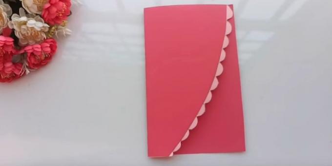 Bursdagskort med dine egne hender: Skjær ark med rosa papir i to på tvers