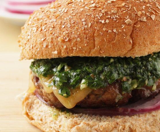 Hvordan lage en burger med chimichurri saus