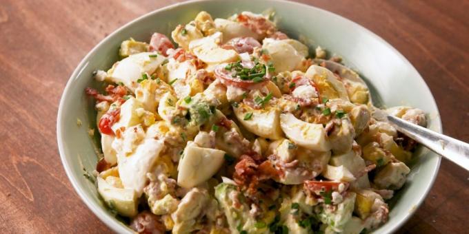 Salat med egg, cherrytomater, bacon og ost