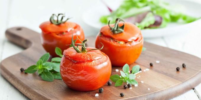 Tomater fylt med kjøtt og bulgur