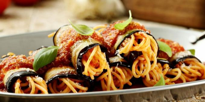 Aubergineruller med spaghetti og tomatsaus