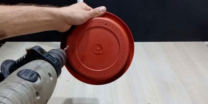 Hvordan lage en DIY -fontene: bor hull i en tallerken