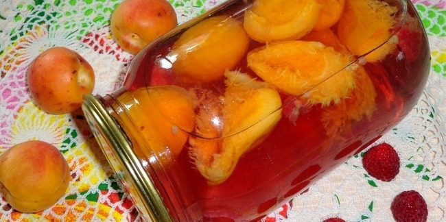 Kompott av aprikos og bringebær