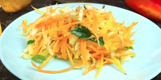 Hvordan forberede en salat med gresskar, kål, gulrøtter, paprika og eple
