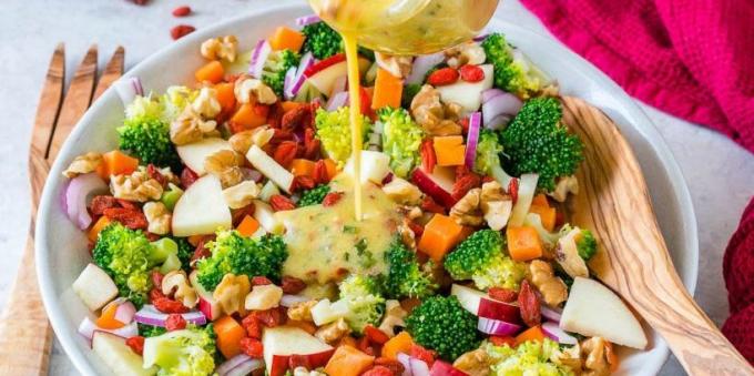 Salat av gulrøtter, brokkoli og epler med honning-sennep dressing