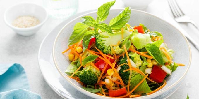Salat med paprika, gulrøtter og brokkoli