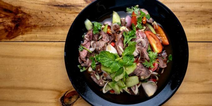 Varm salat med biff, grønnsaker og sennepsdressing