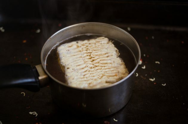 Hvordan lage ramen: senk varmen og legg en blokk med nudler i buljongen