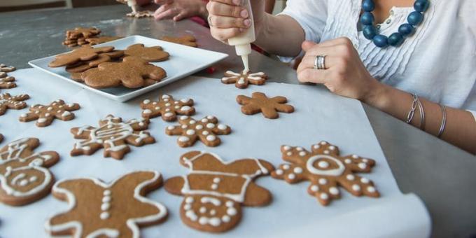 Hvordan dekorere julekaker klassisk glasur
