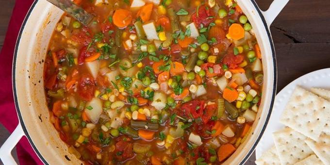 grønnsaksupper: suppe med gulrøtter, mais, erter og grønne bønner