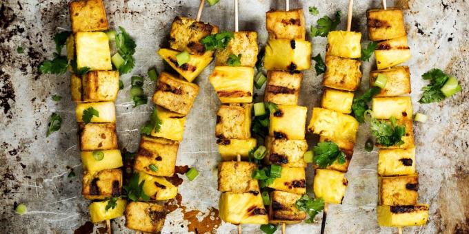 Hva du skal lage mat utendørs, med unntak for kjøtt: tofu med ananas i ingefær-soya marinade