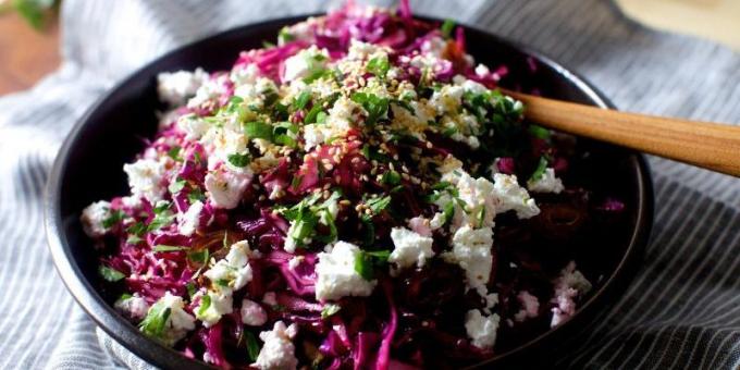 Vegetabilsk salat med kål, fiken og fetaost