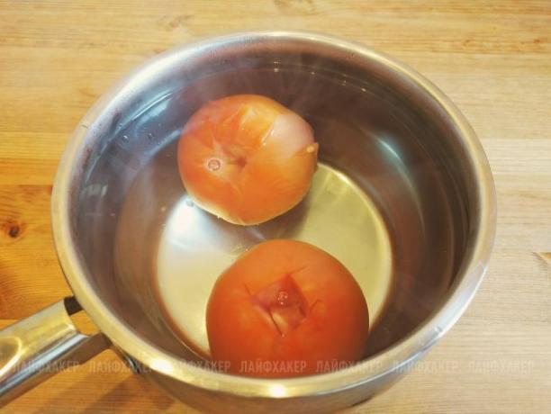 Slurvet Joe Burger Oppskrift: Ha tomatene i varmt vann i et par minutter