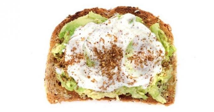 toast med avocado, yoghurt og oregano