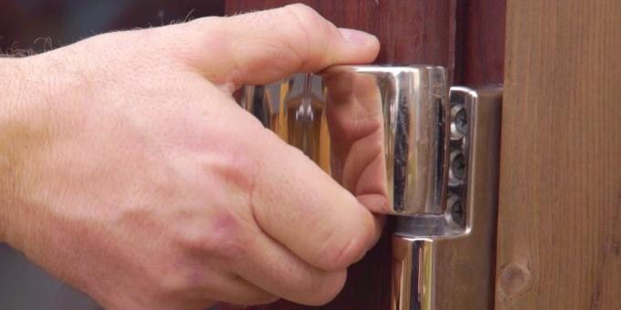 Hvordan justere plast døren: Lukk døren og fjern trim