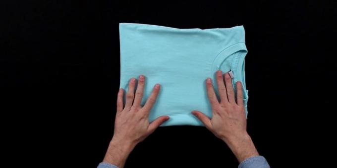 Fold den T-skjorten, slik at den fremre delen av dekket som rager hylsen
