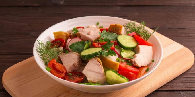 Salat med røkt kylling, reddik og friske agurker