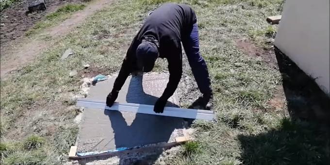 Hvordan lage en tandoor med egne hender: Legg et armeringsnett og fyll med betong