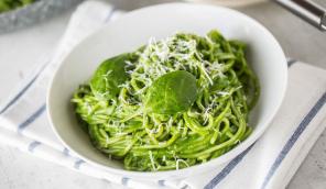 Pasta med spinat, erter og pesto