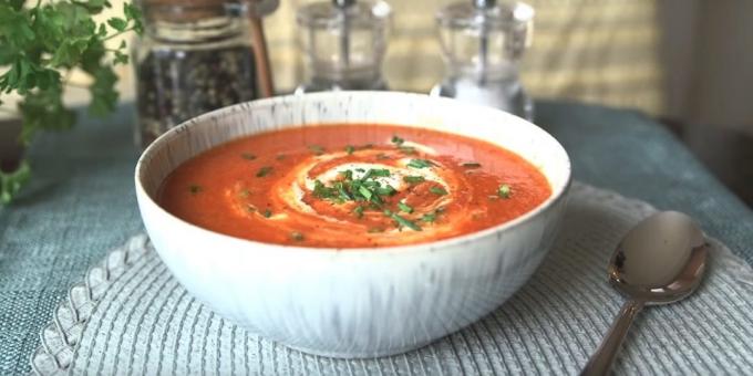 Tomatsuppe med blomkål, paprika, løk og hvitløk: enkel oppskrift
