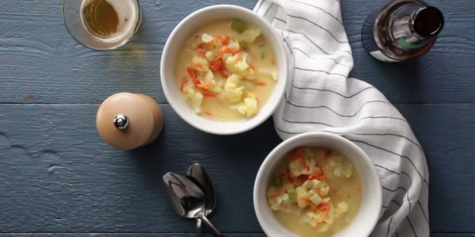 Cheese suppe med blomkål og béchamelsaus: en enkel oppskrift