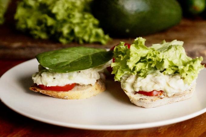 Sandwich med avocado og salat