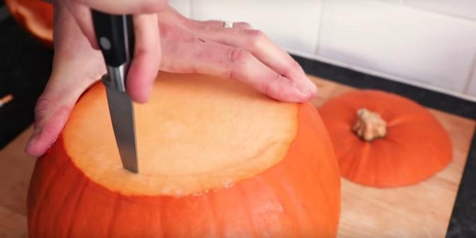 Hvordan klippe et gresskar til Halloween med sine egne hender: Skjær kjøttet
