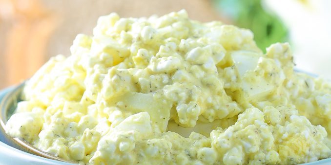 Salat med egg og ost
