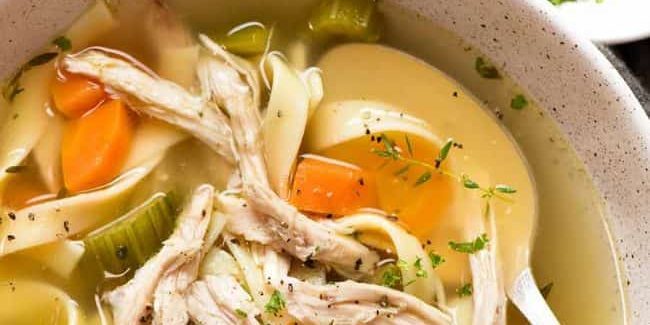 Selleri suppe med kylling og egg nudler