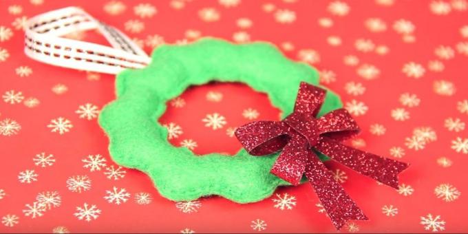 Christmas leker med sine egne hender: sy og dekorere leketøy bue