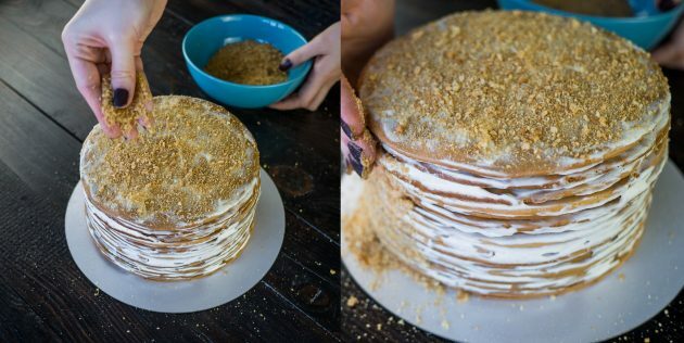 Oppskrift på mjødkake: mal den resterende kaken i smuler og dryss kaken på den.