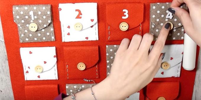 Adventskalender med dine egne hender: Lim klaffene på lommene og knapper og tall