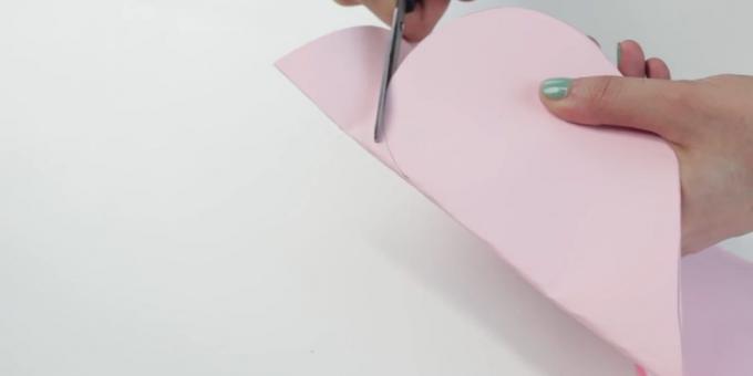konvolutt med hendene: heart cut out av papir