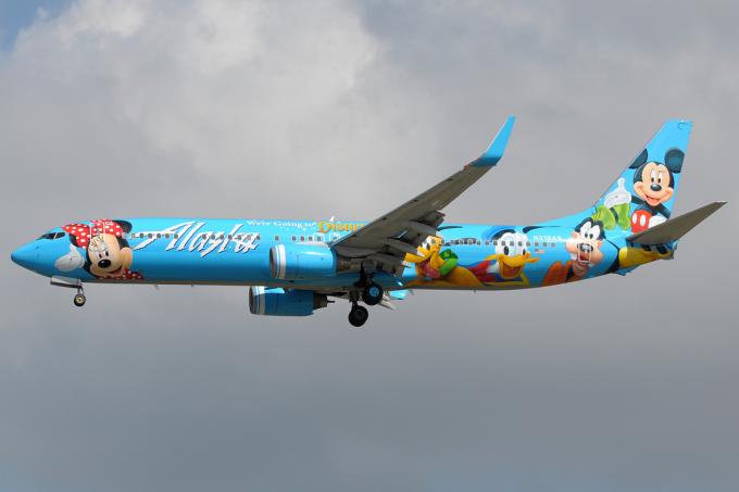 Flyselskaper Boeing 737-900 Alaska Airlines livery i Disneyland