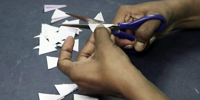 Bursdagskort med dine egne hender: Kutt trekanter fra hvitt papir